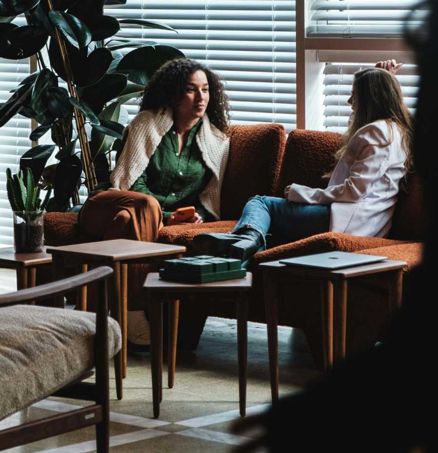 Twee personen in gesprek op een bank, zoom op de twee personen